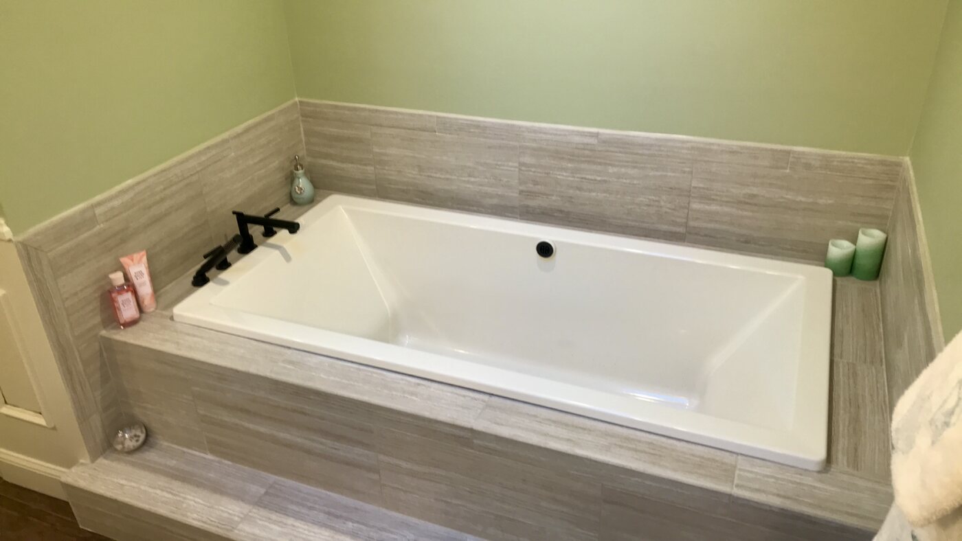 Bathroom 4 tiled soaking tub surround